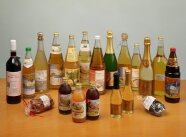 Verschiedene Flaschen mit Streuobstgetränken.