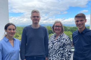 Das Projektteam von links nach rechts: Gina Holzapfel, Projektmitarbeiterin der LfL, Dr. Thomas Decker, Projektleiter der HSWT, Theresia Nüßlein, Projektleiterin der Lfl und Guido Cremenius, Projektmitarbeiter der LfL