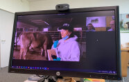 Bildschirm mit Liveübertragung aus China per Video