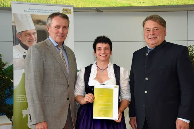 Urkundenübergabe Minister Brunner an Kerstin Bauer und Helmut Konrad