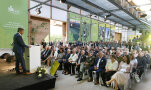 Ein großes Auditorium lauscht den Ausführungen des LfL-Präsidenten Stephan Sedlmayer.