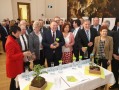 Politiker, Präsidenten und Abgeordnete vor einem Tisch mit Wasserkaraffen
