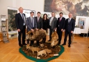 Abgeordnete vor einer Wilschweinrotte zur Veranschaulichung des Wildtierportal Bayern