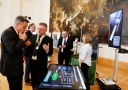 Interessierte Besucher an einem interaktiven Touch Table Im Senatssaal
