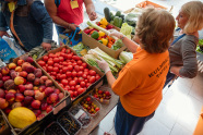 Ausgabe von Obst und Gemüse bei der "Kulmbacher Tafel"