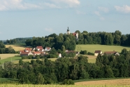 Landschaft mit Dorf