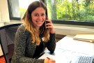 Botschafterin Annika im Büro am Telefon