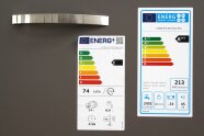 Zwei Energielabel im Vergleich auf einer Spülmaschinentür