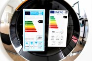 Altes und neues Energielabel auf Waschmaschinentür