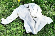 Weiße Bluse liegt im Gras