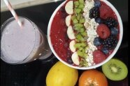 Smoothie-Bowl mit Beeren und Haferflocken