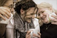 Drei junge Frauen im Gespräch miteinander.