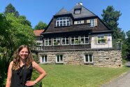 Botschafterin Annika steht vor der Hauswirtschaftsschule in Bischofsheim