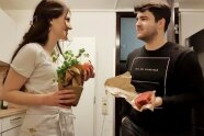 Johanna erklärt einem Kollegen in einer Küche etwas zur Ernährung.