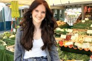 Botschafterin Johanna auf einem Wochenmarkt