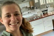 Botschafterin Annika in einer Schulküche
