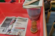 Pflanzwanne mit vorbereiteter Erde und Zeitungspapier.