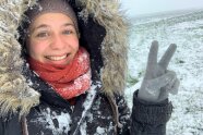 Botschafterin Annika in einer Winterlandschaft.