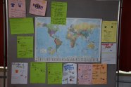 Pinnwand mit Weltkarte und Plakaten
