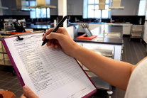 Eine Person hakt eine Checkliste ab