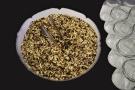 Eine Schüssel mit getrockneten Kastanienschnitzen