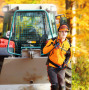 Forstwirt vor einem Schlepper im Wald