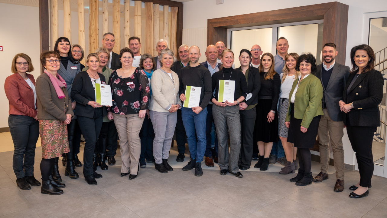 Ernährungsministerin Michaela Kaniber mit den Teilnehmern des Coaching Seniorenverpflegung.