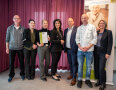 Gruppenbild mit Staatsministerin Kaniber bei Urkundenverleihung Coaching Seniorenverpflegung Damenstift Luitpoldpark