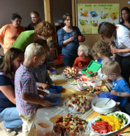 Kinder befüllen ihre Brotzeitbox im Kinder- und Familienhaus St. Elisabeth in Kareth, Lkr. Regensburg