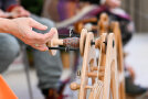 Spinnrad mit Hand und Spinnfaden