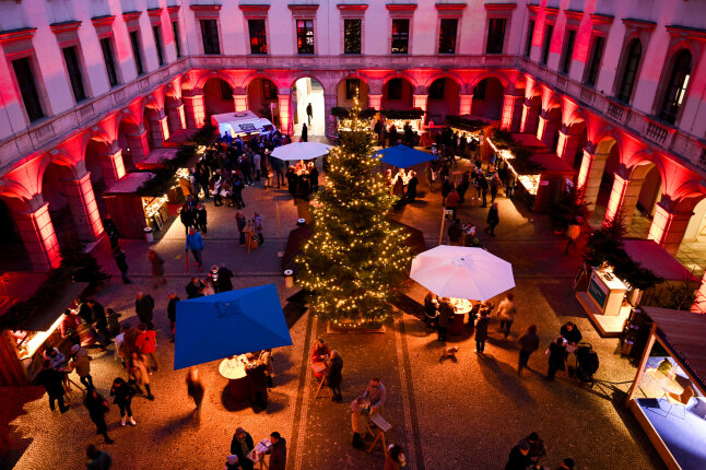 Blick in den Innenhof des Landwirtschaftsministeriums beim Winterhoffest mit Ständen und Christbaum