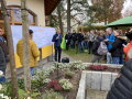 Präsentation des zeitlichen Verlaufs von Gustenfelden im Freien vor einer Plakatwand mit Zuhörern.