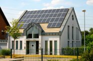 Dach mit Solarpanels