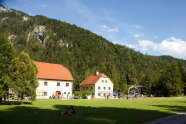 Zwei Häuser vor Bergkulisse