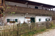 Haus mit umlaufendem Holzbalkon