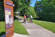 Tafel an einem Fuß- und Radweg