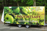 Mobile Obstpresse am Straßenrand