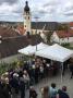 Blick von oben auf Menschengruppe und Pavillion, Kirchturm im Hintergrund