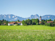 Dorf vor Gebirge