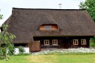 Tagwerkerhaus in Blockbauweise mit großflächigem Schildach mit Fledermausgaube