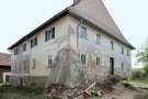 Zustand des Schlosses vor der Sanierung ohne Fensterläden und mit beschädigtem Verputz und Fassadenanstrich