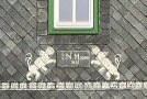 Detailansicht der restaurierten Schieferfassade mit Zierband und anderen Schmuckelementen