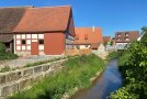 Der Hinterhof mit einem vorbeiführenden Fluss am Baudenkmal Kolb blüht auf.