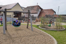 Kinderspielplatz auf dem Dach eines neuen Gebäudes am Dorfplatz.