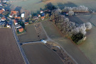 Kleiner Bachlauf führt in den Ort. Entlang des Baches wurden Flächen ausgewiesen, die für den kontrollierten Hochwasserabfluss erforderlich sind.