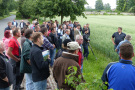 Große Gruppe örtlicher Landwirte in der Landschaft, die Erläuterungen über ökologische Landwirtschaft bekommen