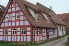 Ausgeprägtes fränkisches Fachwerkhaus mit Voll- und Dachgeschoss (mit neuen Schleppgauben) sowie Spitzboden in saniertem Zustand. Im Anschluss Wirtschaftsgebäude.