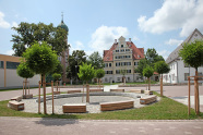 Neu gestaltete Freifläche vor dem Schloss, die gleichzeitig der Pausenhof für die Schule ist.