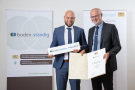 Zwei Männer mit Urkunde