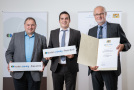 Drei Männer mit Urkunde
